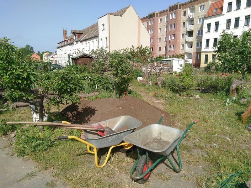 Wir haben neue Erde vom Stadtgartenbetrieb bekommen. Vielen Dank! | Copyright: Interkultureller Garten Magdeburg