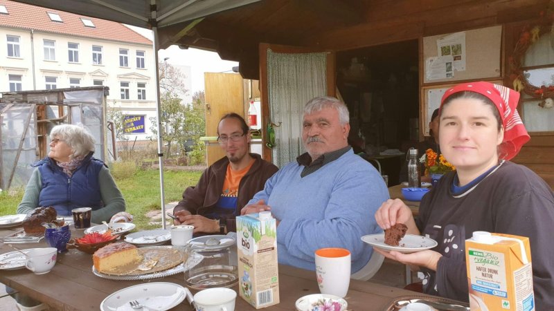 Pause beim gemeinsamen Arbeitseinsatz zum Zaunbau&nbsp;|&nbsp;Copyright: Interkultureller Garten e.V.